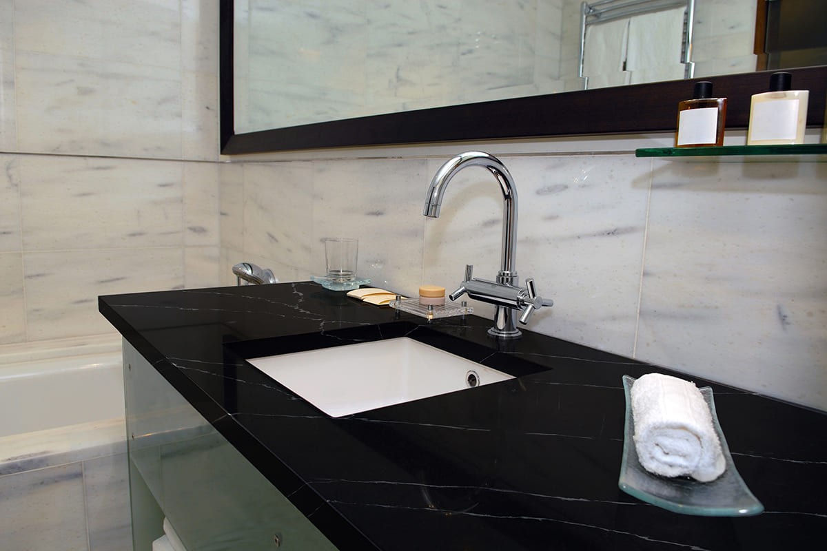 Кварцевый агломерат Negro Marquina EQHM 006 в ванной