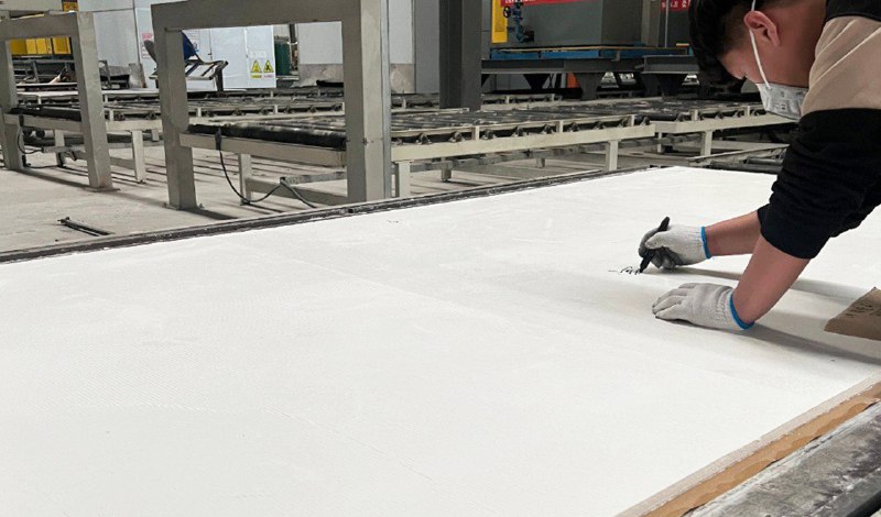 Почему технология определяет преимущества: сравниваем с природным камнем и керамогранитом Почему технология определяет преимущества: сравниваем с природным камнем и керамогранитом